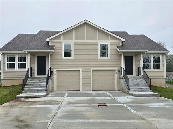 513/515 W Smith Street, Spring Hill, KS 66083