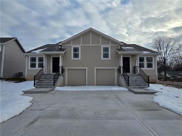 513/515 W Smith Street, Spring Hill, KS 66083