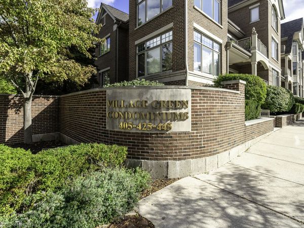 445 Village Green Court, Unit 301, Lincolnshire, IL 60069