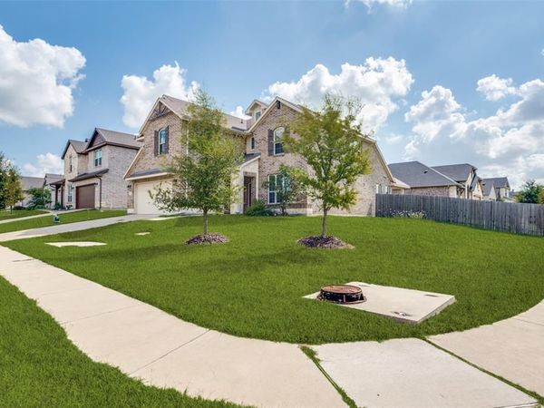 801 Woodcrest Drive, Ennis, TX 75119