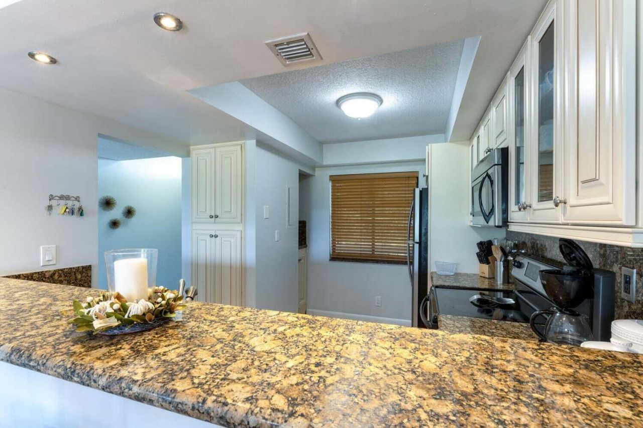 3050 Presidential Way, Unit 305, West Palm Beach, FL 33401 Photo