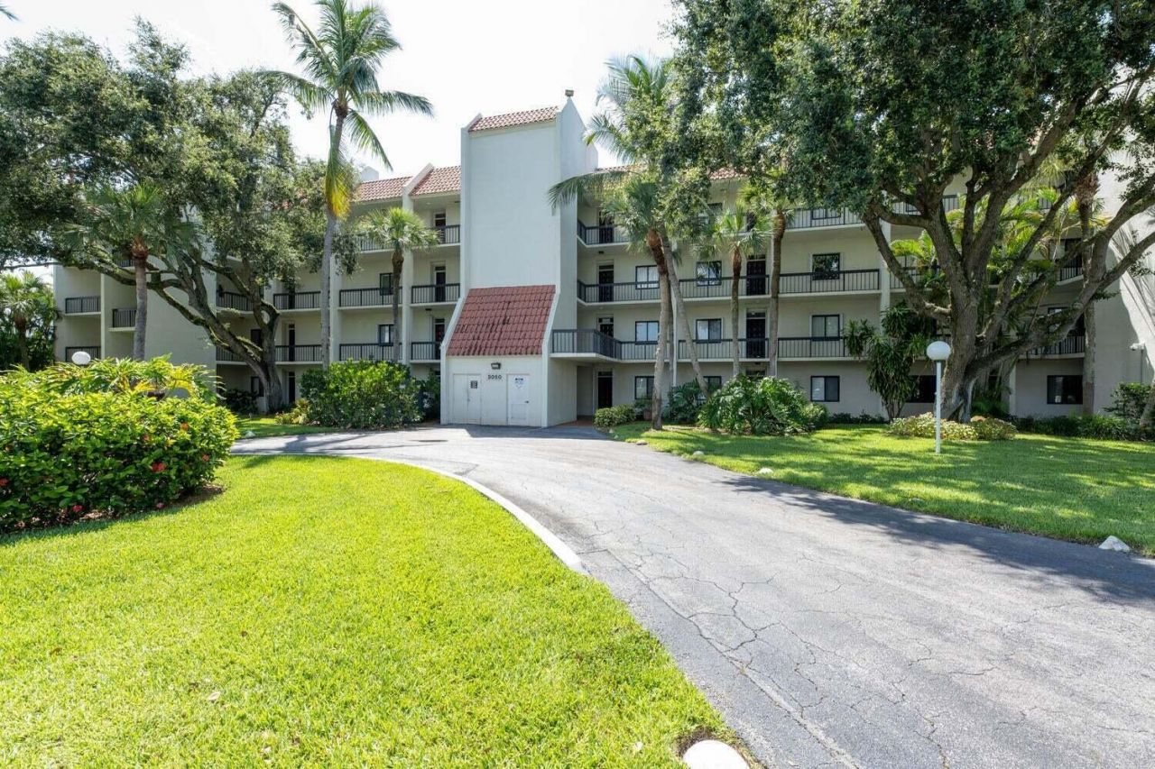 3050 Presidential Way, Unit 305, West Palm Beach, FL 33401 Photo