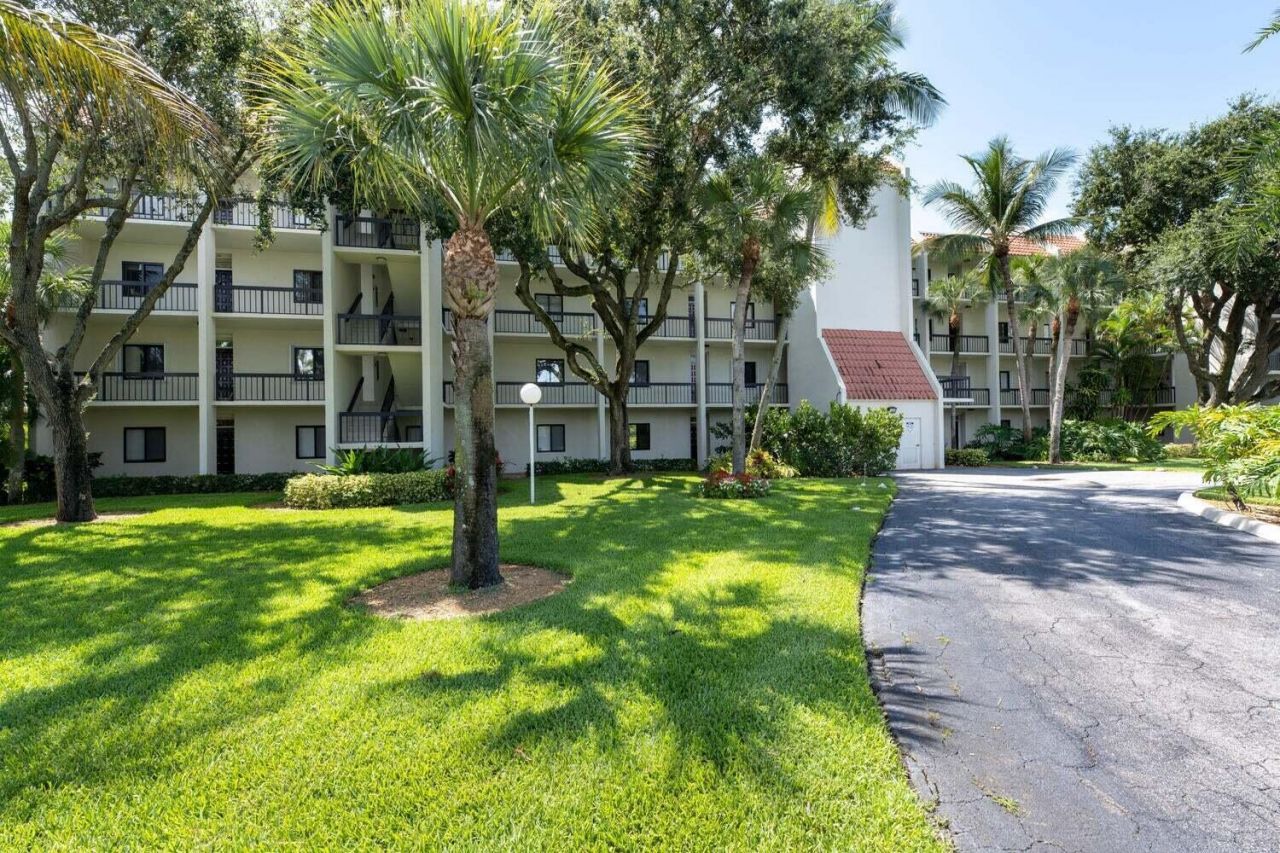 3050 Presidential Way, Unit 305, West Palm Beach, FL 33401 Photo