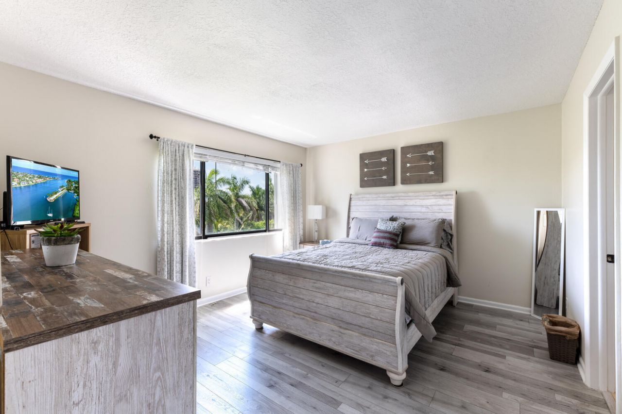 3050 Presidential Way, Unit 305, West Palm Beach, FL 33401 Photo