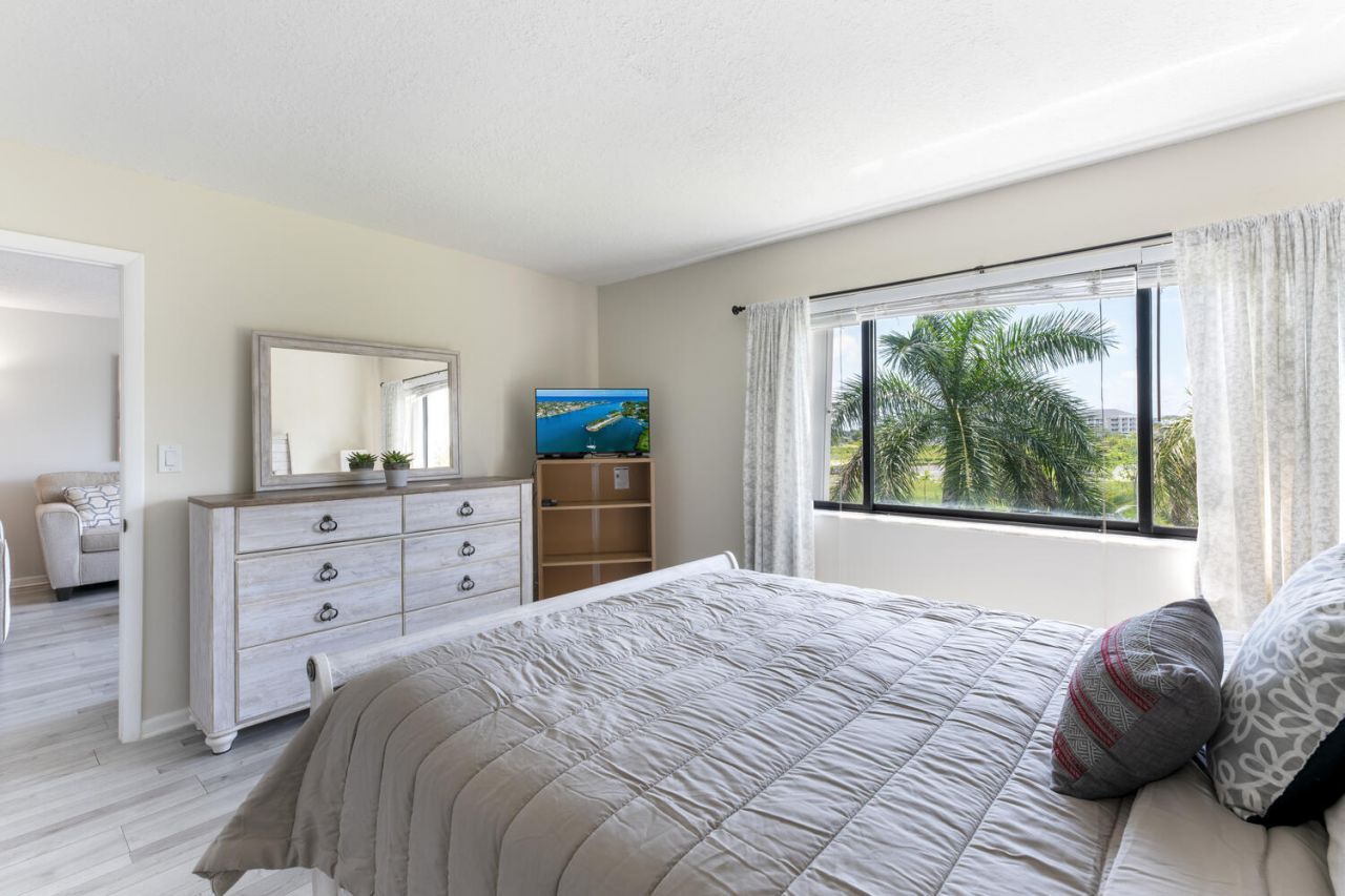 3050 Presidential Way, Unit 305, West Palm Beach, FL 33401 Photo