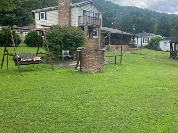 60 Woodward Avenue, PINEVILLE, WV 24810