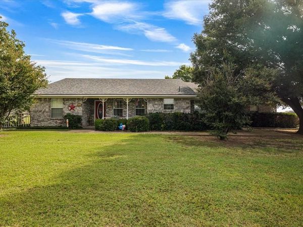 713 Arapaho Drive, Tioga, TX 76271