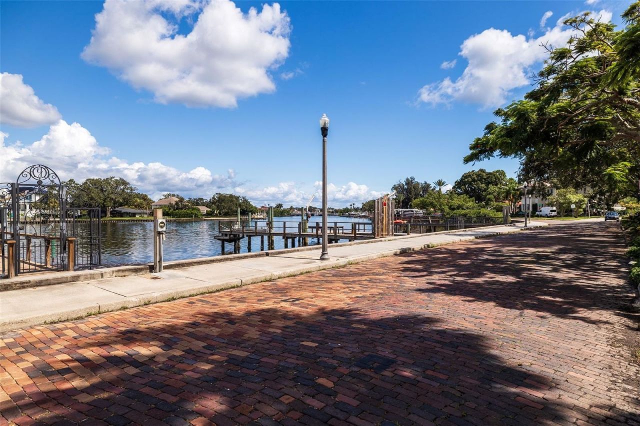 2400 Coffee Pot Boulevard Ne, Saint Petersburg, FL 33704 Photo