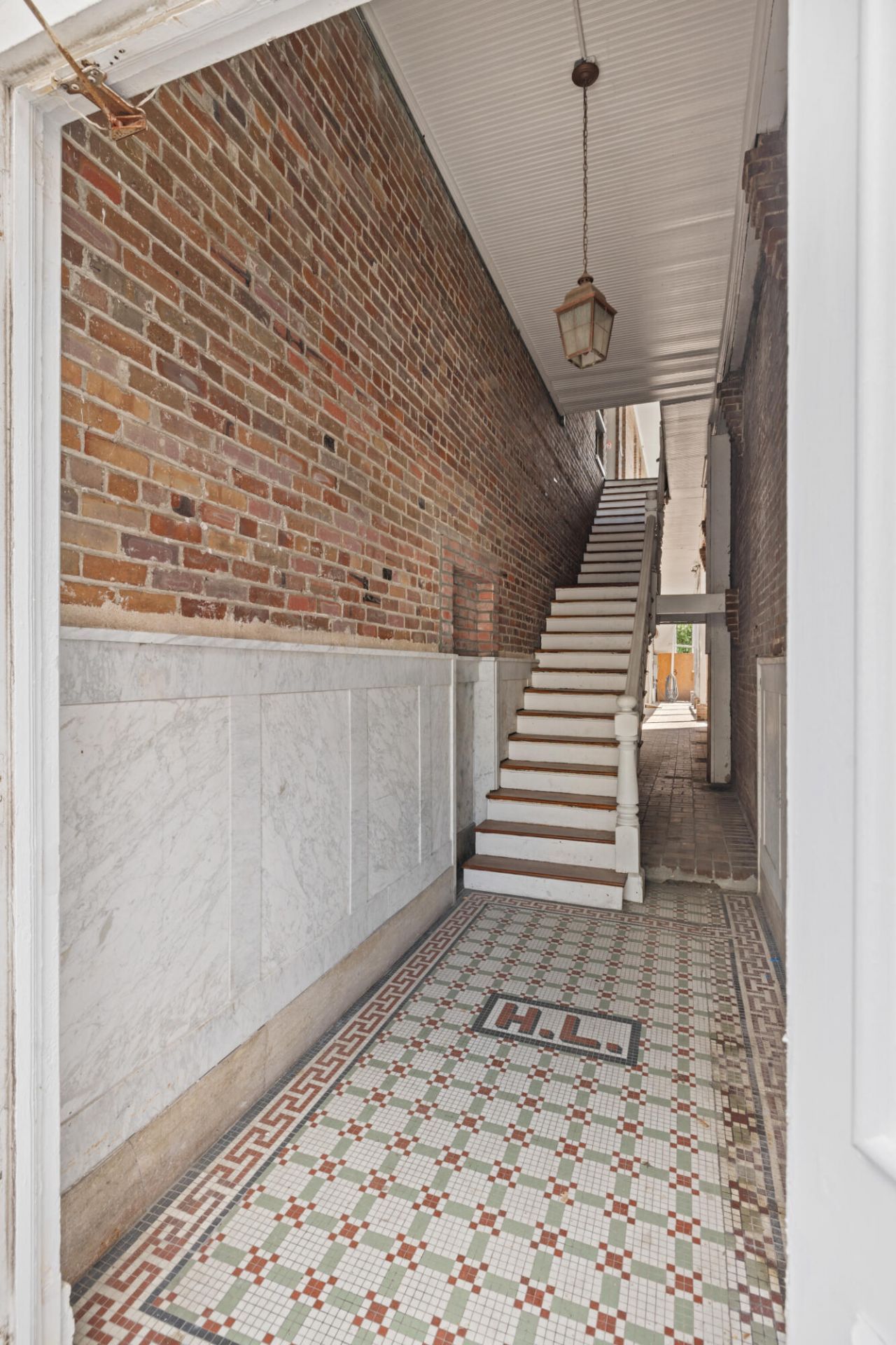 438 King Street Photo 16