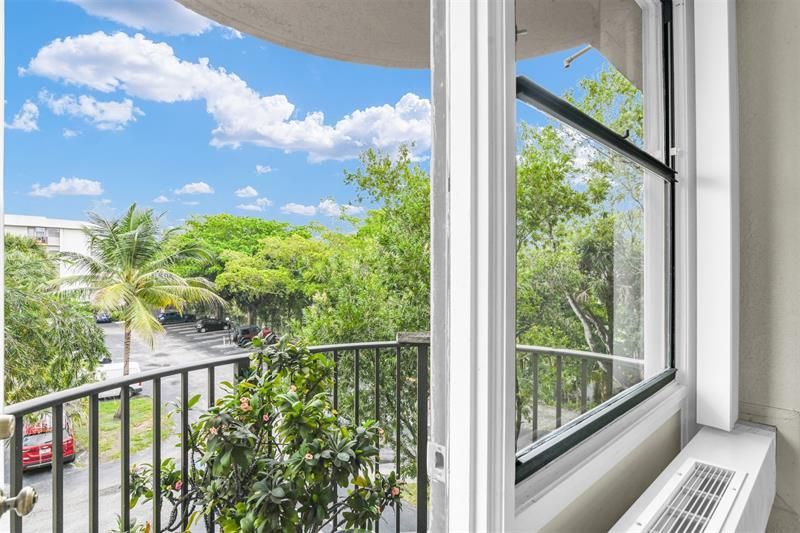 2701 Riverside Dr, Unit 305-B, Coral Springs, FL 33065 Photo