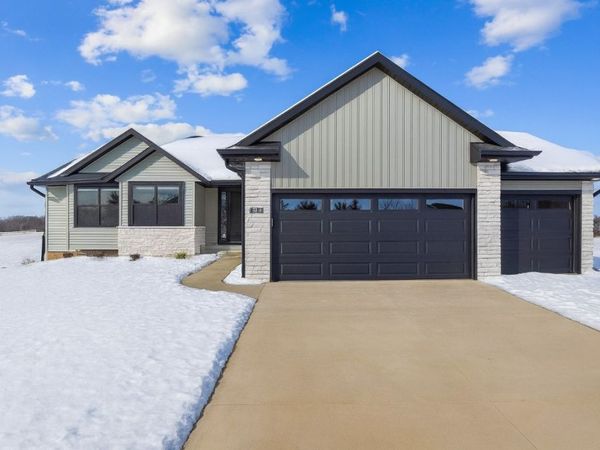3660 Mclain Way, Hiawatha, IA 52233