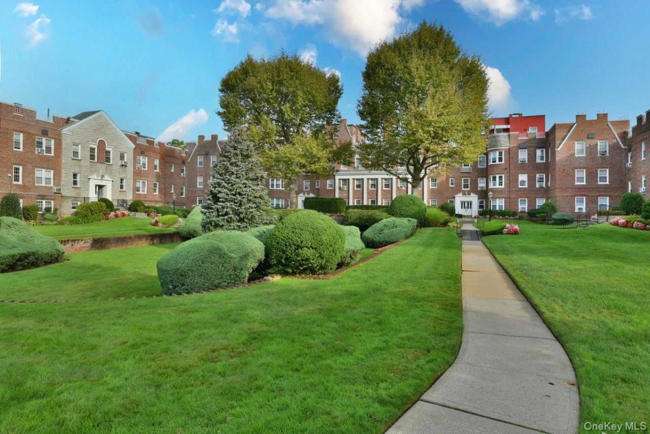 106 S Village Avenue, Unit 1D, Rockville Centre, NY 11572 Main Photo