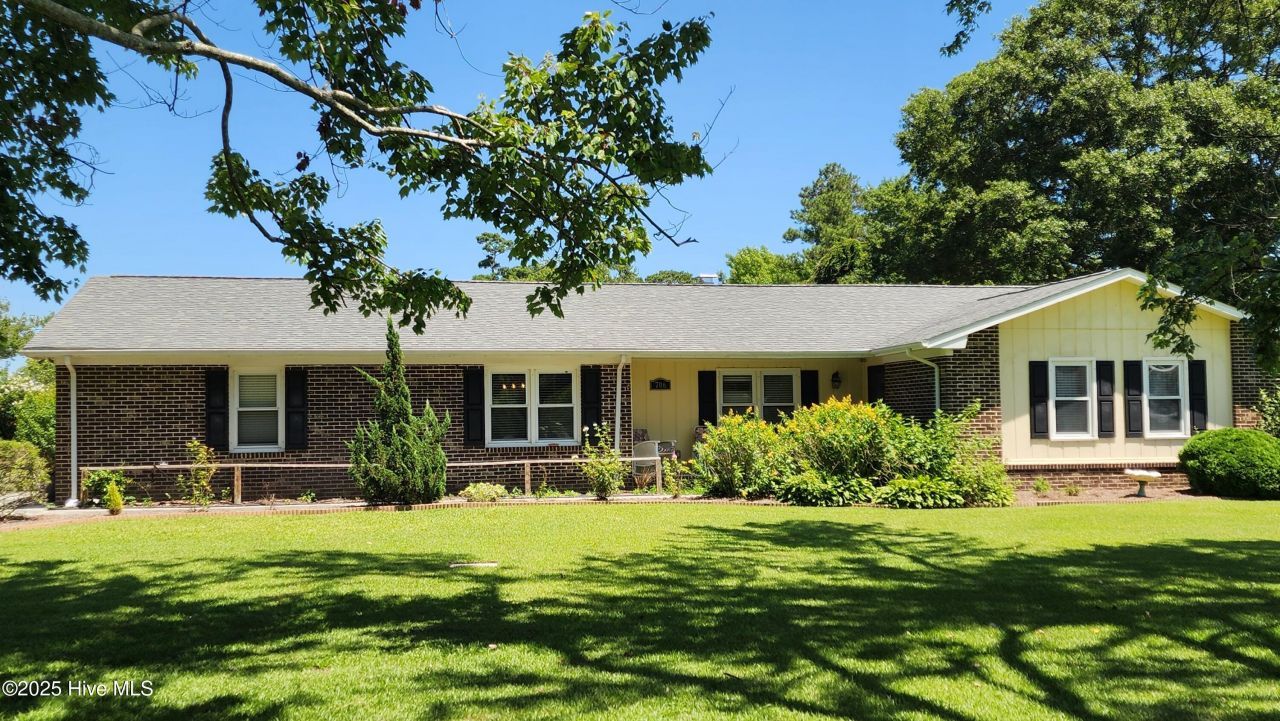 706 Hedrick Boulevard, Morehead City, NC 28557 Main Photo