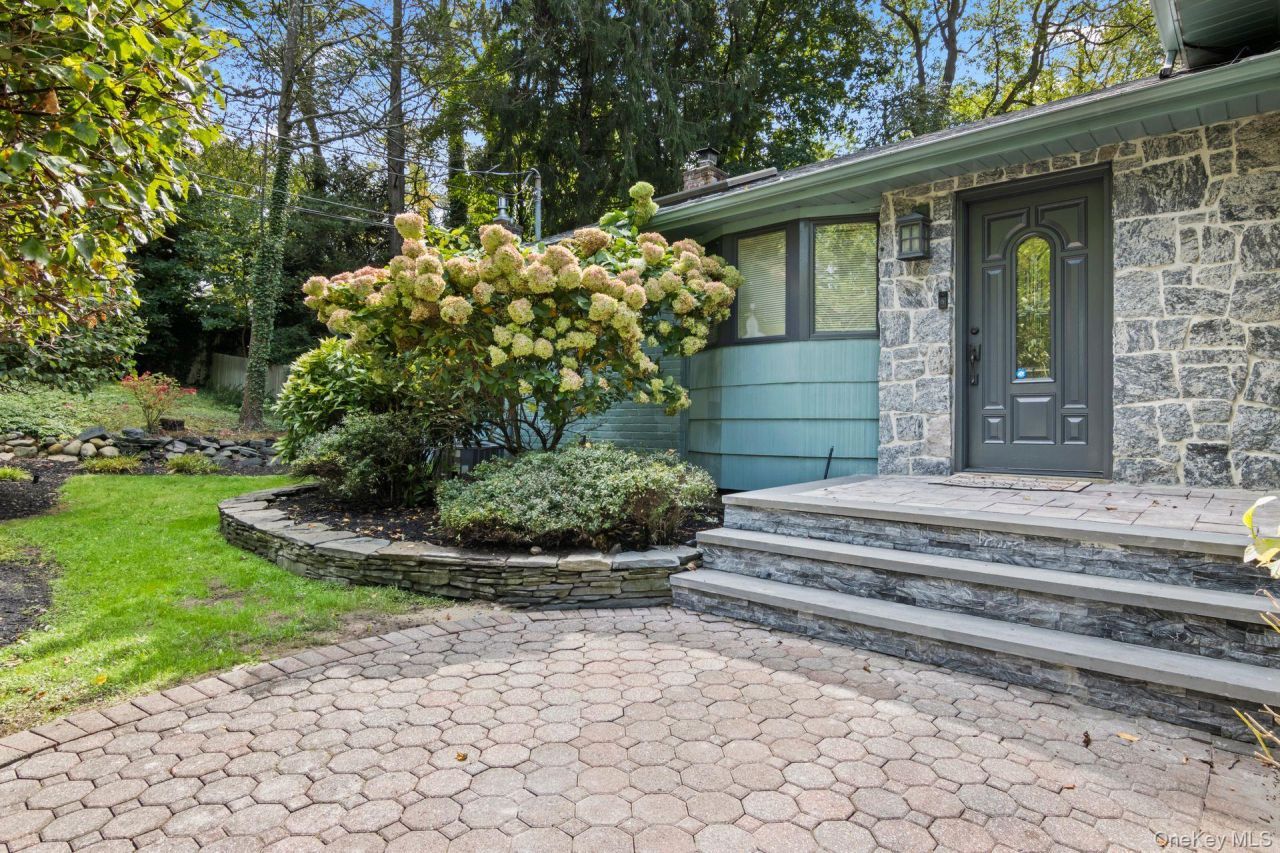 17 Bluebird Lane, Huntington, NY 11743 Main Photo