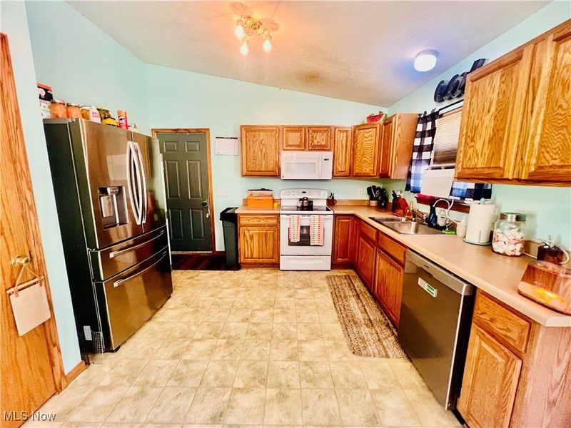 11153 Augusta Road, East Rochester, OH 44625 Photo 10