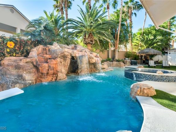 7464 Grassy Field Court, Las Vegas, NV 89131