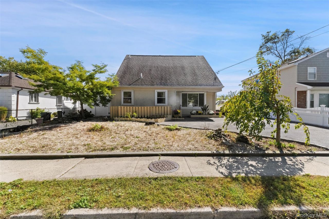187 Nassau Lane Lane, Island Park, NY 11558 Main Photo
