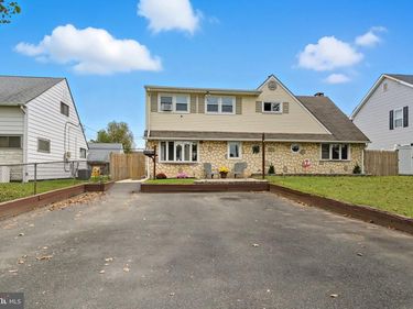9 NEWBERRY LANE, LEVITTOWN, PA 19054
