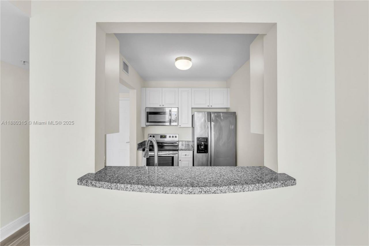 900 SW 8th St, Unit 1110, Miami, FL 33130 Photo