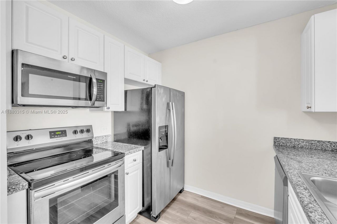 900 SW 8th St, Unit 1110, Miami, FL 33130 Photo