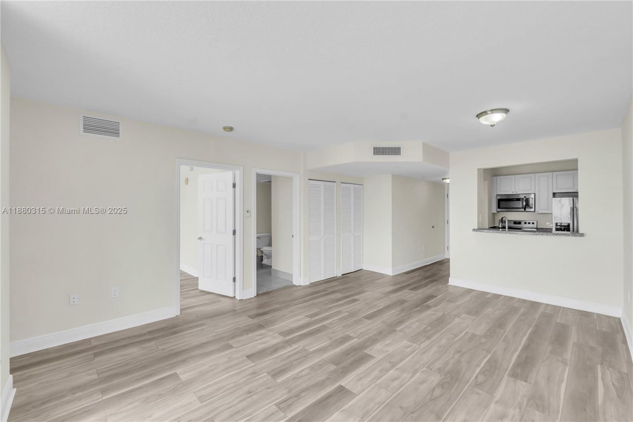 900 SW 8th St, Unit 1110, Miami, FL 33130 Photo