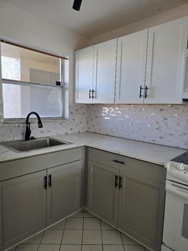 2831 E Sunrise Lakes Dr, Unit 208, Sunrise, FL 33322 Photo