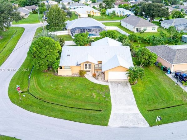 6958 NW Hartney Way, Port St. Lucie, FL 34983