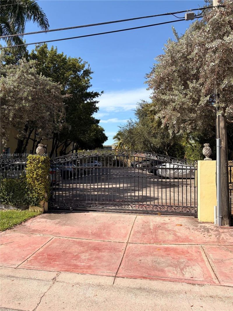 4812 Pine Tree Dr, Unit 205, Miami Beach, FL 33140 Photo