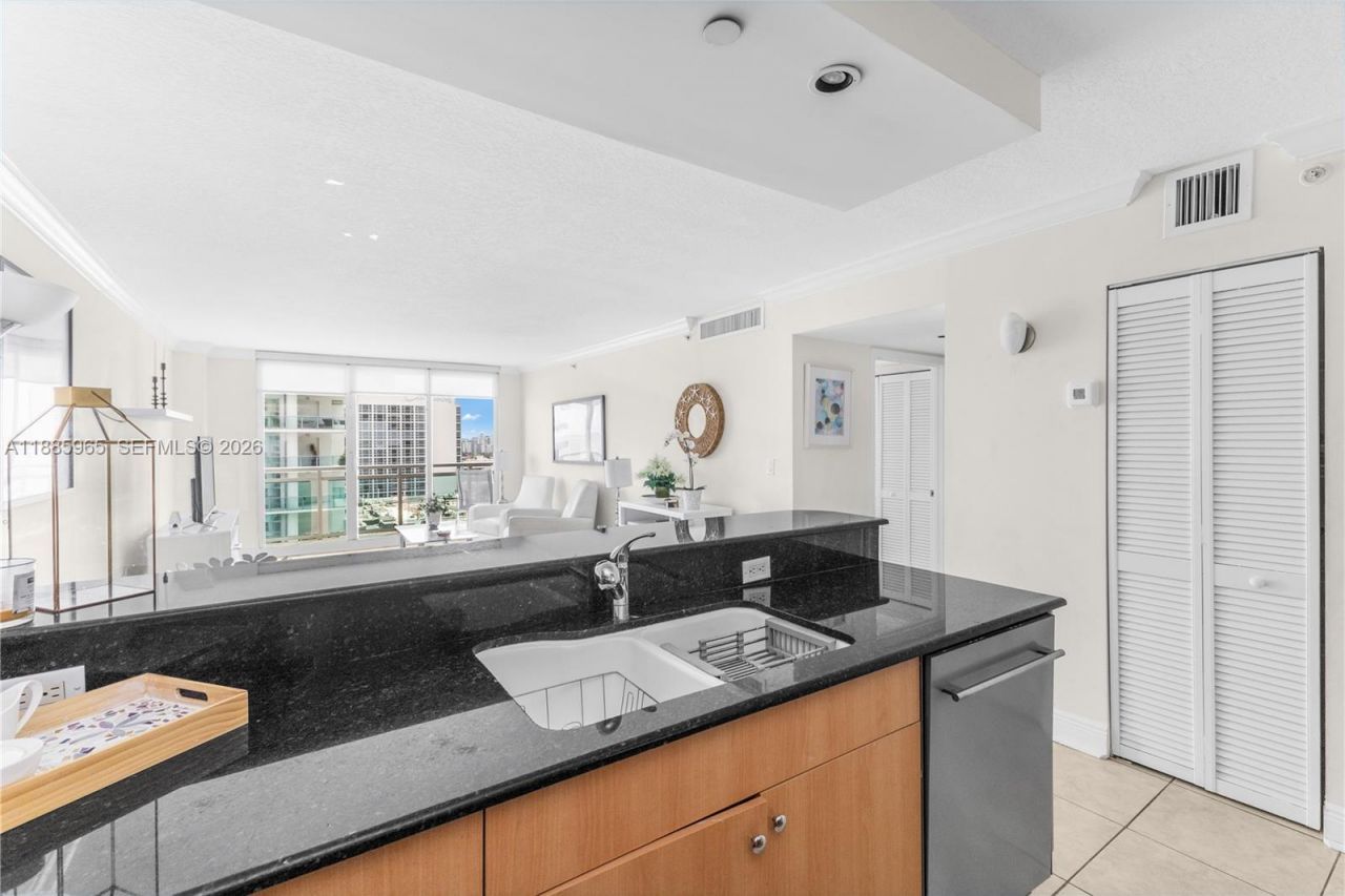 6917 Collins Ave, Unit 1505, Miami Beach, FL 33141 Photo