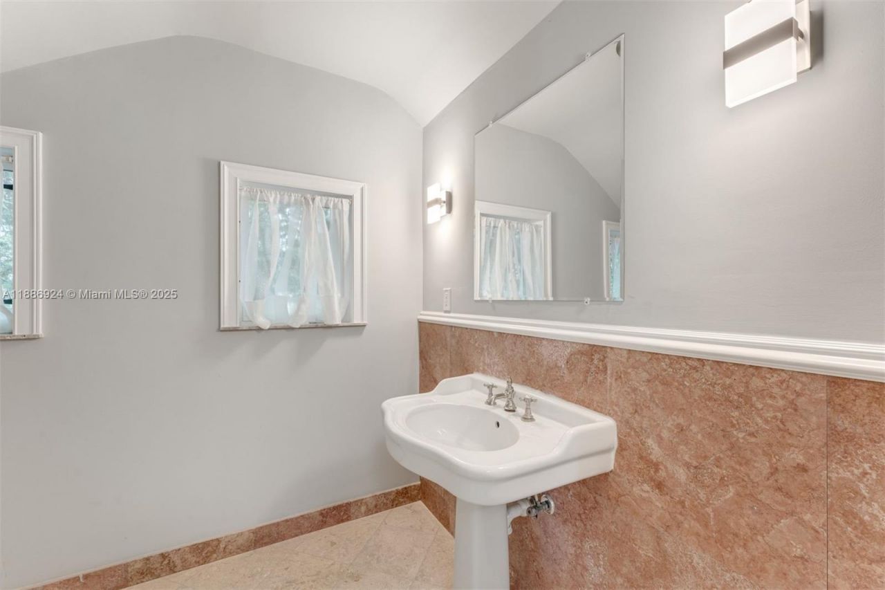 11 E Rivo Alto Dr, Miami Beach, FL 33139 Photo