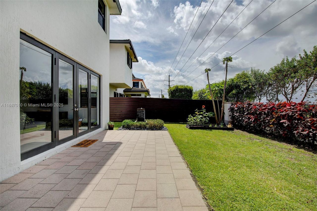 16065 SW 136th Ter, Miami, FL 33196 Photo