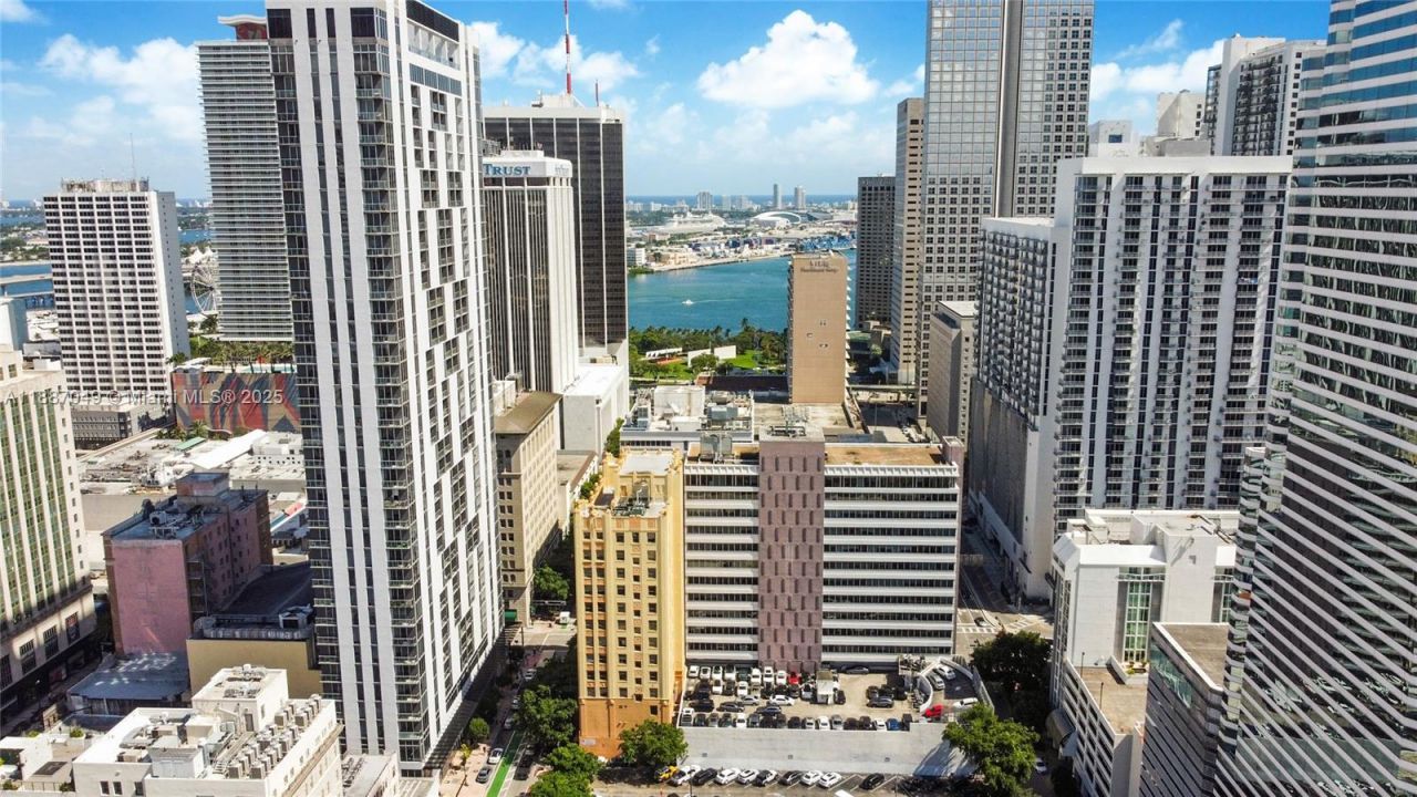 151 SE 1st St, Unit 1003, Miami, FL 33131 Photo