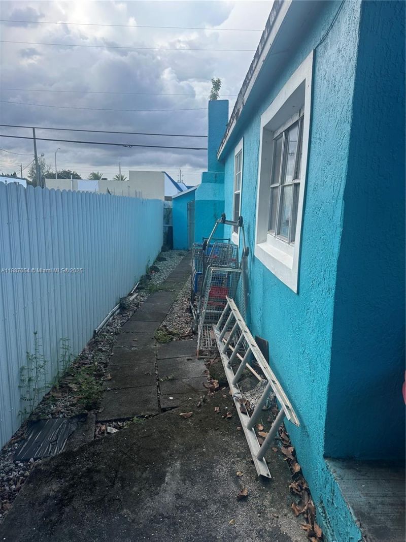 390 NE 166th St, Miami, FL 33162 Photo