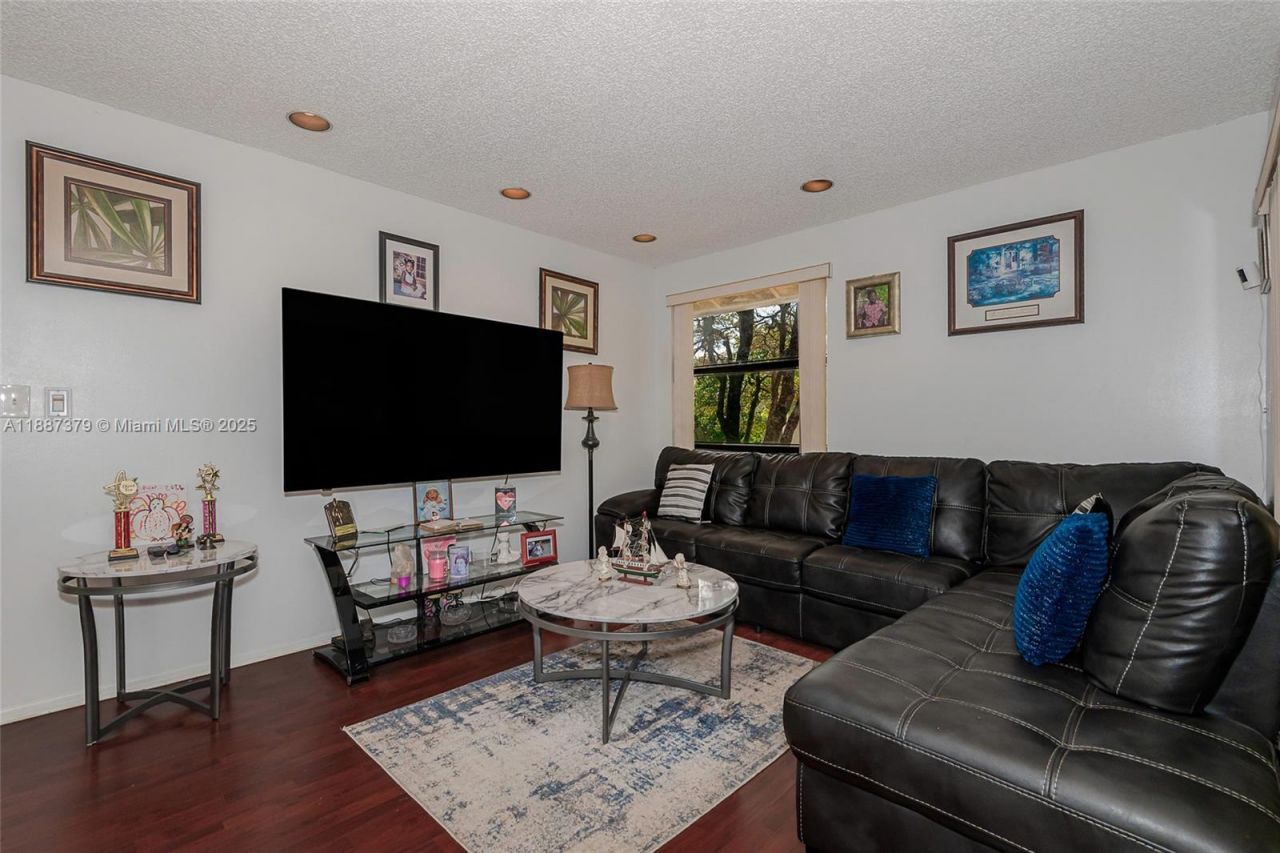 20015 NE 3rd Ct, Unit 6, Miami, FL 33179 Photo