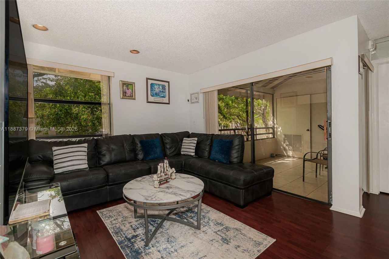 20015 NE 3rd Ct, Unit 6, Miami, FL 33179 Photo