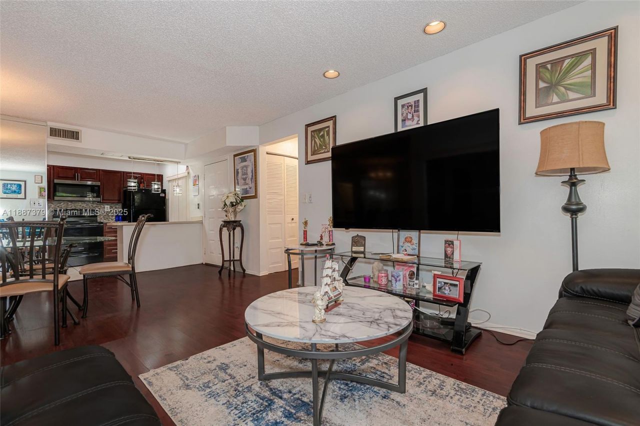 20015 NE 3rd Ct, Unit 6, Miami, FL 33179 Photo