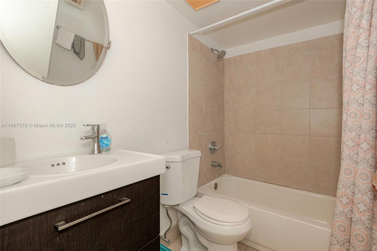 20015 NE 3rd Ct, Unit 6, Miami, FL 33179 Photo