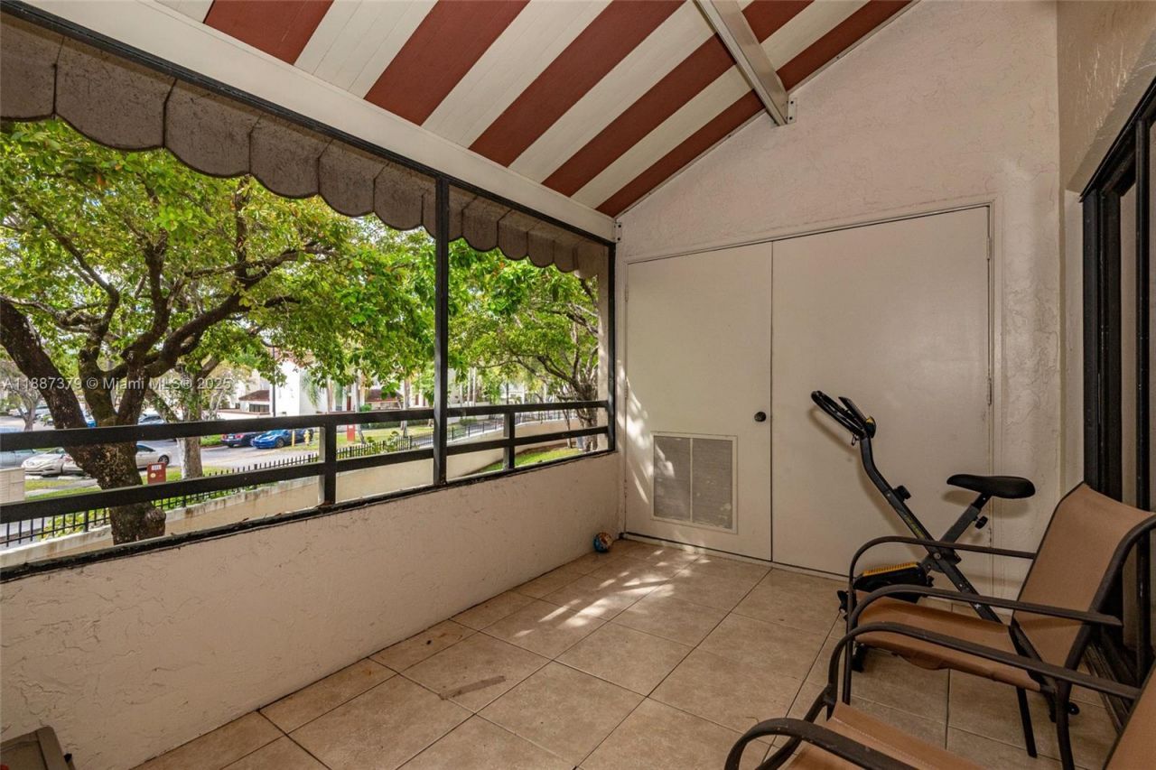 20015 NE 3rd Ct, Unit 6, Miami, FL 33179 Photo