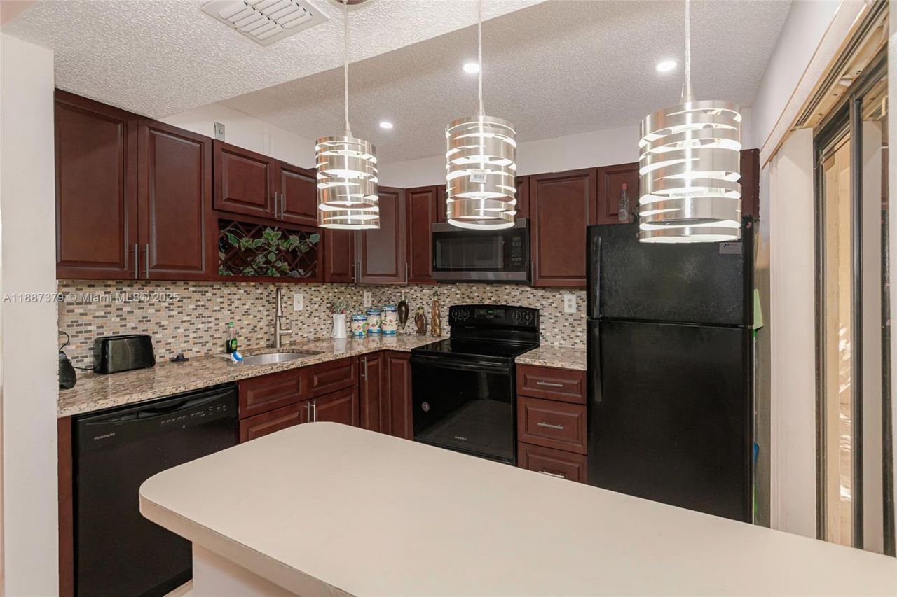 20015 NE 3rd Ct, Unit 6, Miami, FL 33179 Photo