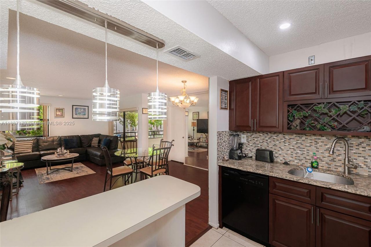 20015 NE 3rd Ct, Unit 6, Miami, FL 33179 Photo