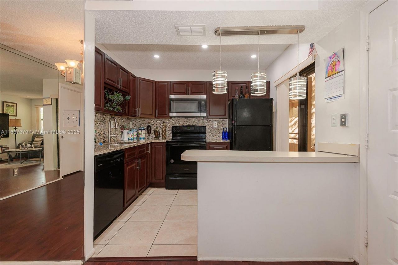 20015 NE 3rd Ct, Unit 6, Miami, FL 33179 Photo