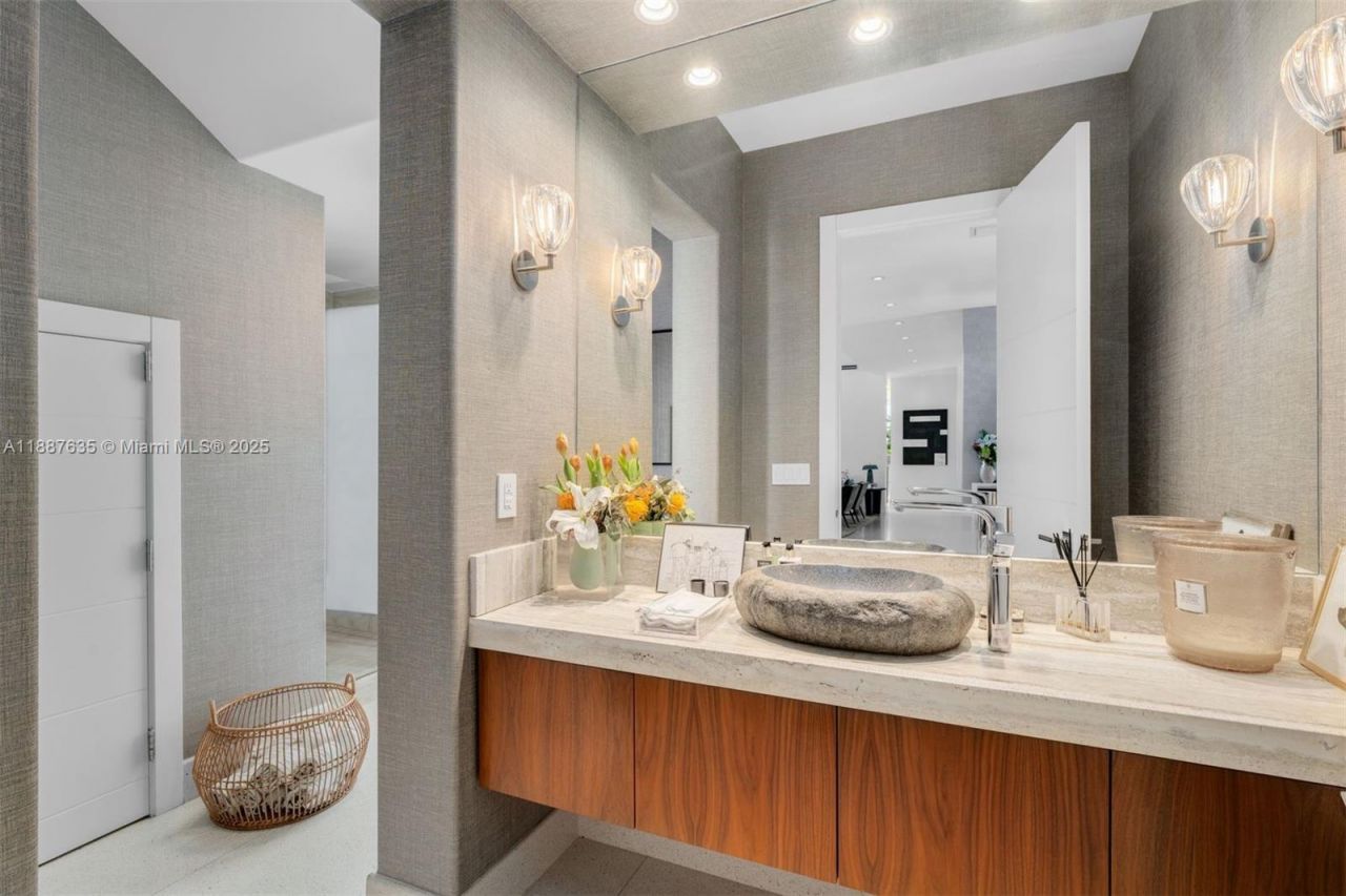 330 Caribbean Rd, Key Biscayne, FL 33149 Photo