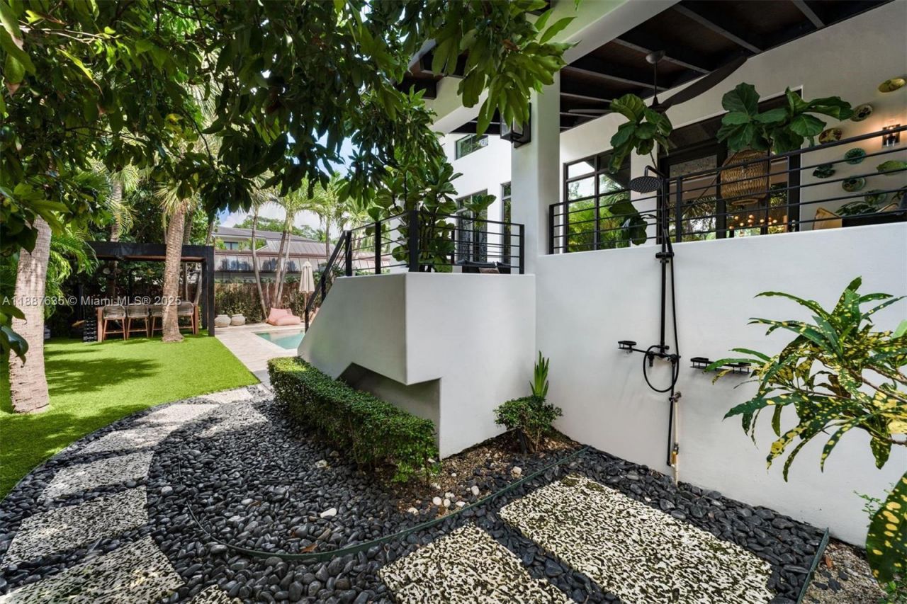 330 Caribbean Rd, Key Biscayne, FL 33149 Photo