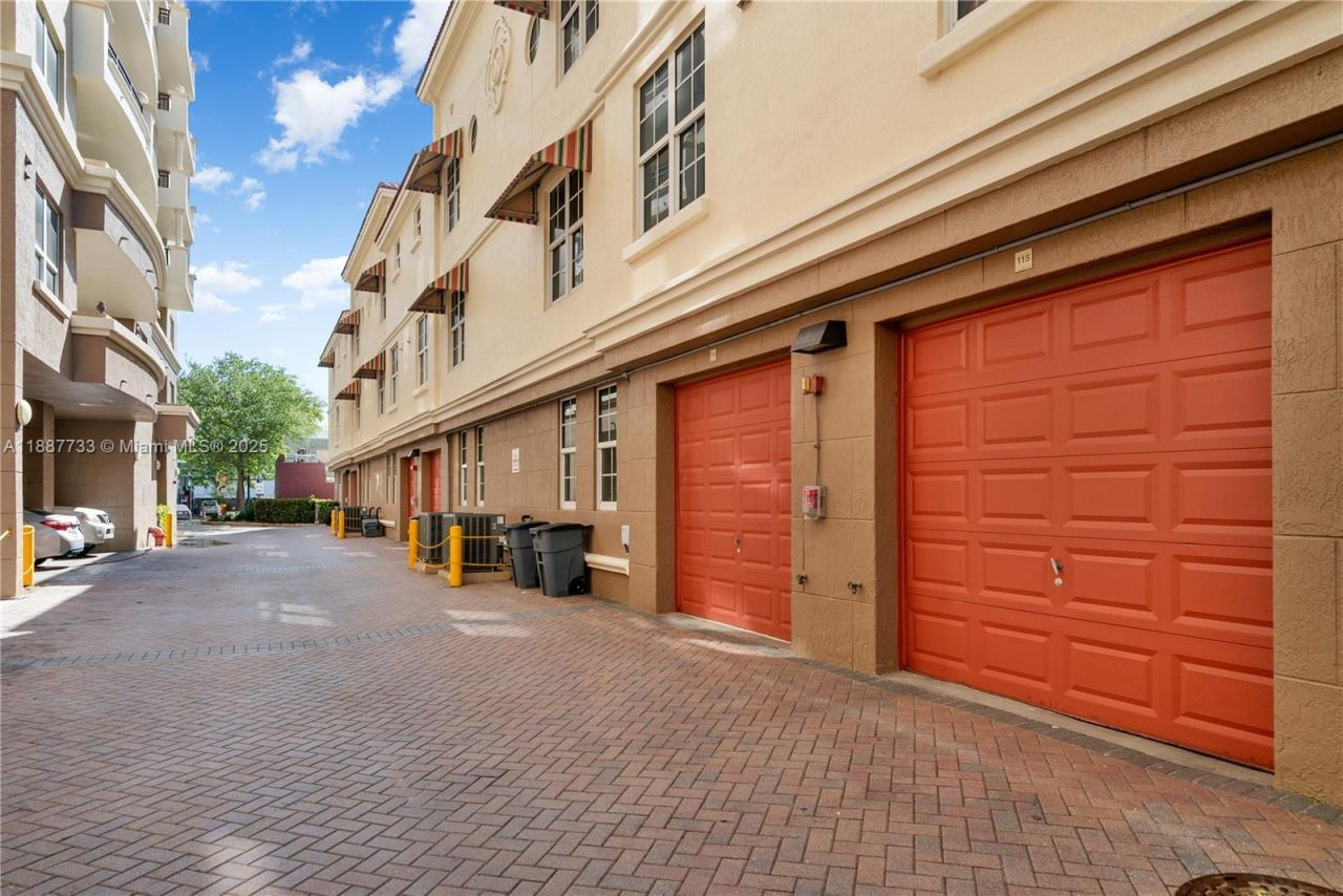 3232 SW 22nd Ter, Unit TH 115, Miami, FL 33145 Photo