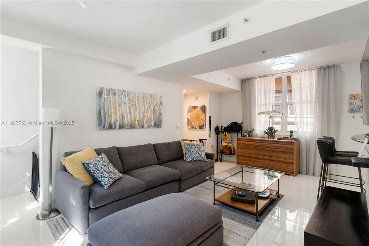 3232 SW 22nd Ter, Unit TH 115, Miami, FL 33145 Photo