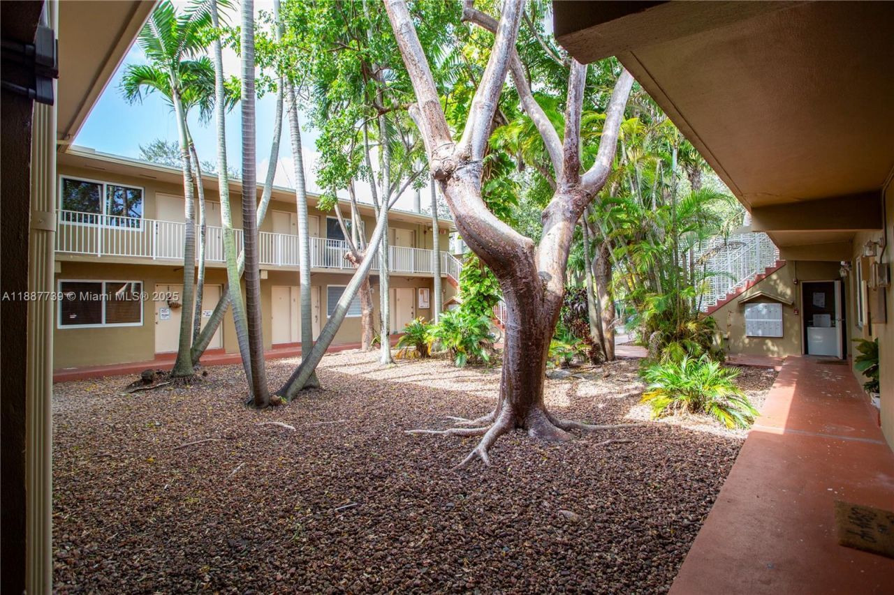 6330 SW 79th St, Unit 5, South Miami, FL 33143 Photo