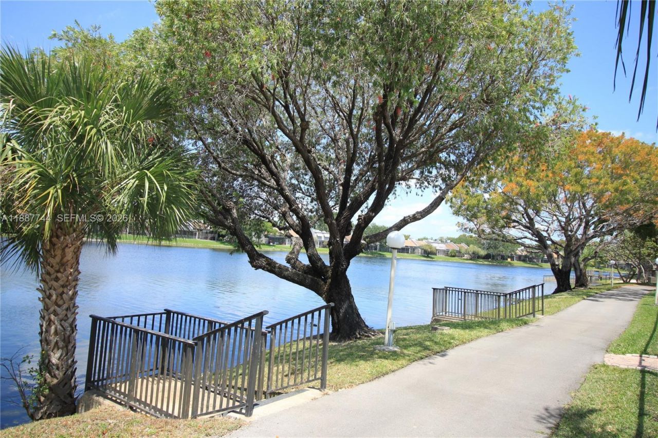 1100 Colony Point Cir, Unit 208, Pembroke Pines, FL 33026 Photo