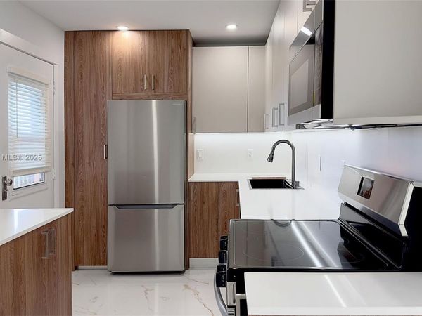 3301 N Country Club Dr, Unit 502, Aventura, FL 33180