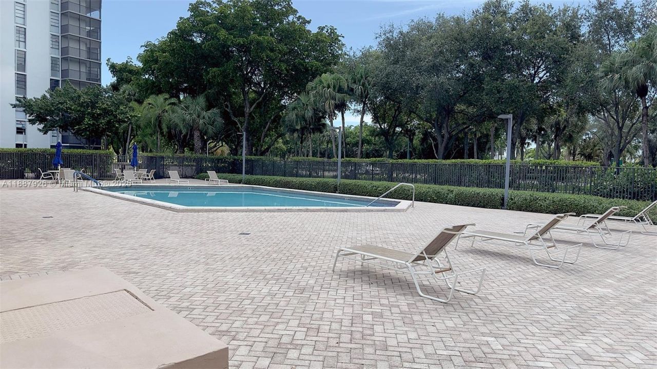 3301 N Country Club Dr, Unit 502, Aventura, FL 33180 Photo