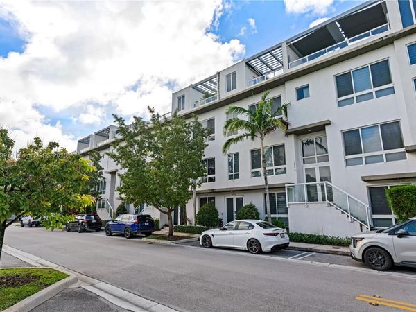 10354 NW 64th St, Doral, FL 33178